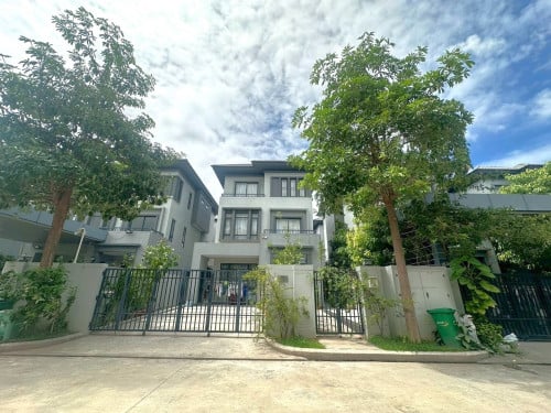 Queen B for sale in Borey Chip Mong 50M