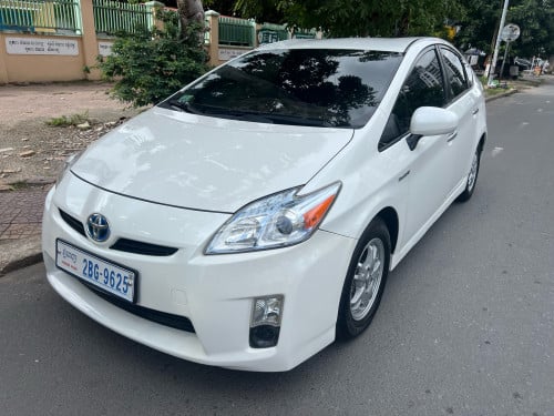 Toyota Prius សេរីឆ្នាំ2010 option 3ពណ៍កាំម៉ៃធានាឡានស្អាតអត់បុកអត់ច្រេៈប្រពន្ធ័ភ្នេឹងមីាអឺមអត់បុក UBL