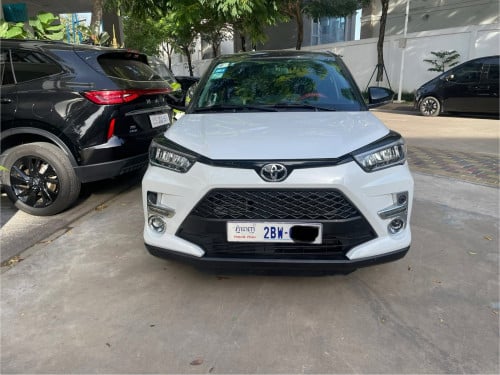 Toyota Raize ឆ្នាំ​2023ដំបូល​ខ្មៅប្រេីបានតែមួយមុឺនគីឡូជាងទេ