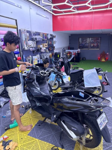 ដំណឹងជ្រើសរើសបុគ្គលិក ជាងអ៊ុតតែមម៉ូតូ និងតម្លើងគ្រឿងលេងម៉ូតូ