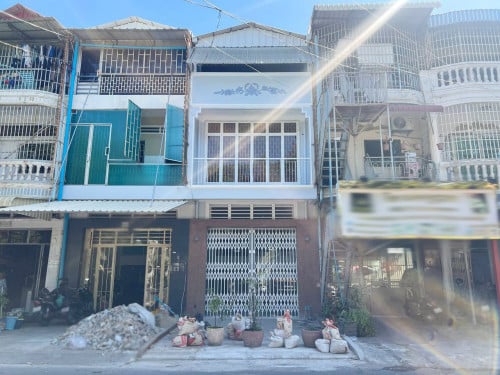 ផ្ទះល្វែងសំរាប់លក់ នៅទន្លេបាសាក់