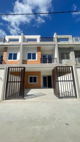 វីឡាកូនកាត់មានរបងបែបឯកជនភាព