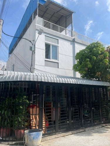 ផ្ទះជួលពិភពថ្មីកំបូល3មានបន្ទប់កេង2មានជាន់លើក្រោមមានរបងជុំវិញ