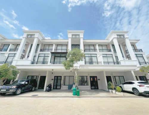 វីឡាកូនកាត់ LA សម្រាប់លក់ | Link Villa LA for Sale