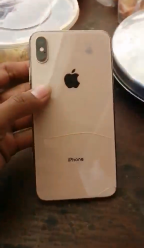 លក់Xs max 64g មានស្កេន ប្រើផ្ទាល់អេក្រង់ថ្មីធ្លាប់ដូរថ្មកាមេរ៉ាក្រោយញ័រ85$ចរចា