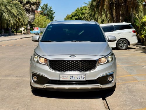 2015 Kia Carnival Full Option ប្រើម៉ាស៊ូត
