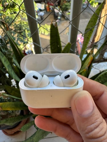 AirPods Pro 2 lightning មុខងារដំណើរការទាំងអស់ ស្ទើរសំបកតិចដូចក្នុងរូប​ គ្រាប់កាសនៅស្អាត