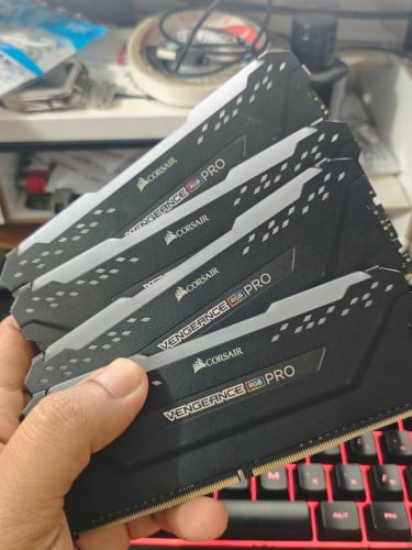 Corsair DDR4 VENGEANCE RBG PRO 8G 1=80$ / 2=150$ / 4=300$