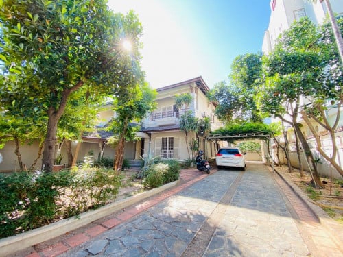 Villa 3 Bedrooms For Rent At Beoung Tompon Area 10 Minutes From Russian Market.