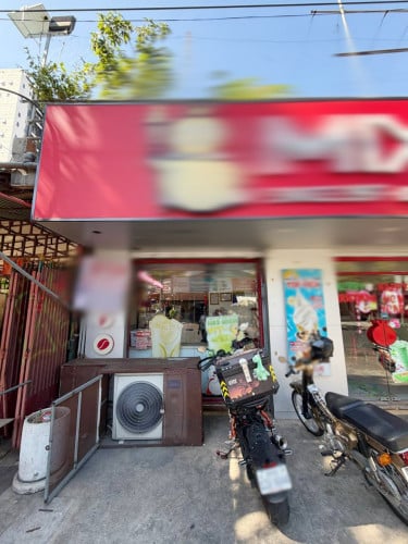 ហាងអាជីវកម្ម លើផ្លូវធំអ៊ូអរជិតសាលា