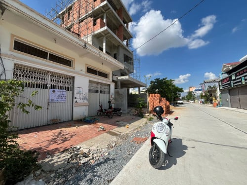 ផ្ទះលក់បន្ទាន់ នៅជិត​ផ្សារ​ទំនើប​អ៉ីអន​, ម៉ាក្រូ​ និង​  ក្លូប៊លហៅស៍