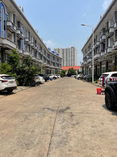 ផ្ទះអាជីវកម្មសម្រាប់ជួល ផ្តល់ជូនសម្ភារៈច្រើន អាចបើកជាការិយាល័យ  商业用房出租，配套设施齐全，可作为办公室使用，居住方便，环境安全。