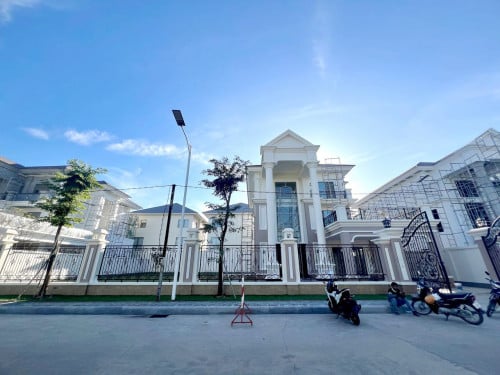 វីឡាព្រីនប្រភេទម៉ូតថ្មីមុខសួនច្បារធំ សម្រាប់លក់នៅក្នុងគម្រោងអេកូ ប៉ូលី1