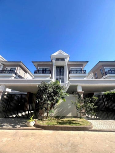 វីឡាភ្លោះ2ជាប់គ្នាសម្រាប់ជួល នៅក្នុងបុរីវ៉េងហួត បឹងស្នោរ