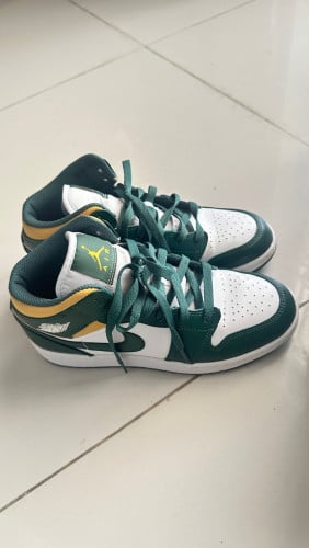 ស្បែកជើង Nike សុីន