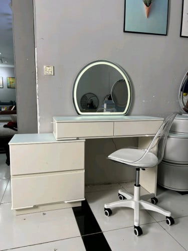 Cosmetic cabinet