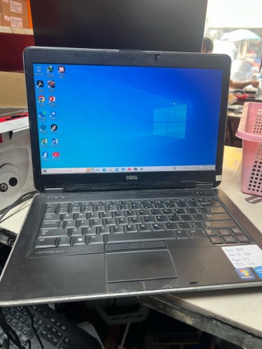 Dell i7 4th ram 8G SSD 128G ថ្មកាន់​ ដេីរលឿន