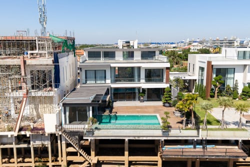 Spacious Villa 6 Bedrooms For Rent in Along National Road Number6 (6A) With Swimming Pool.