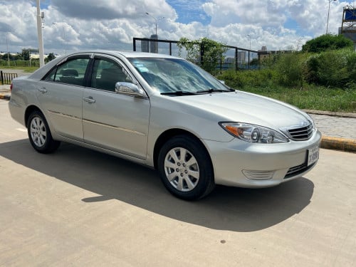 Toyota Camry ឆ្នាំ02 XLE Full បេីកដំបូរ ពោង8 ធានាឡានថ្មី