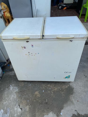 ទូទឹកកកមួយទឹក កកសុទ្ធ