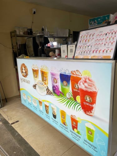 តុនិងធ្នើរលក់កាហ្វេ