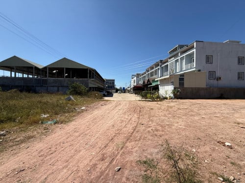 ដីលក់នៅជិតបុរីពិភពថ្មី និងផ្សារឈូកវ៉ា2