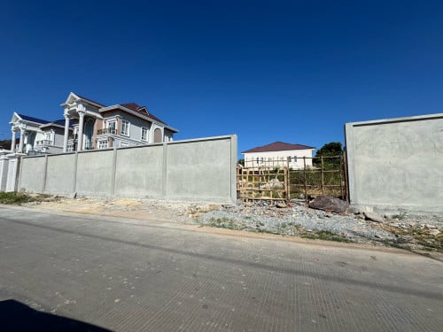 ដីសម្រាប់ជួល / Land for rent ទូលាយ មានផ្លូវបេតុងស្រាប់