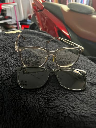 វ៉ែនតាប្រេន Prada