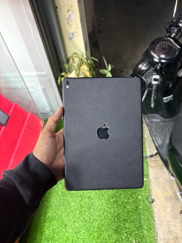 iPhone pro 9.7 សាណុំសុីន 256g