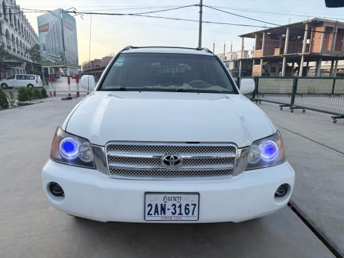 Toyota Highlander 2003 V4 ប៉ុងមួយ កៅអីចុច បើកដំបូល ក្នុងលឿង ប្រភេទឡានមូលសានុំ តុបតែងហើយស្អាត