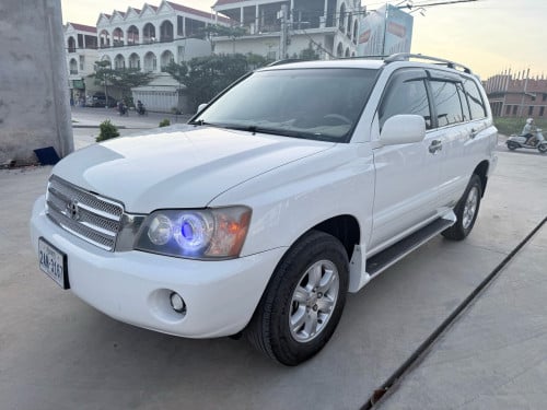 Toyota Highlander 2003 V4 ប៉ុងមួយ កៅអីចុច បើកដំបូល ក្នុងលឿង ប្រភេទឡានមូលសានុំ តុបតែងហើយស្អាត