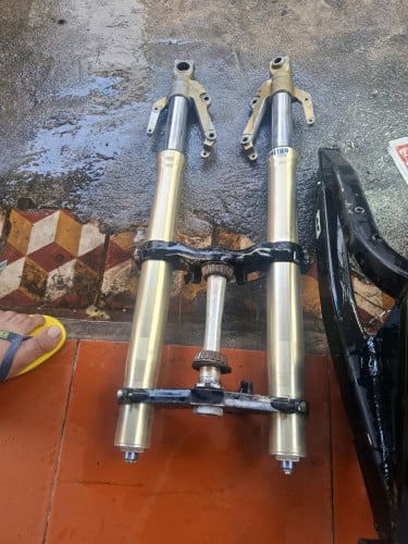 ប៉ូមមុខនឹងសាក់ហ្សីក្រោយរបស់R1លក់ធូរៗចង្អៀតផ្ទះពេក