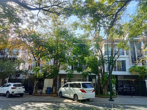 🏡 វីឡាបុរី ប៉េង ហួត បឹងស្នោ សម្រាប់លក់ និង ជួល (Platinum Road)