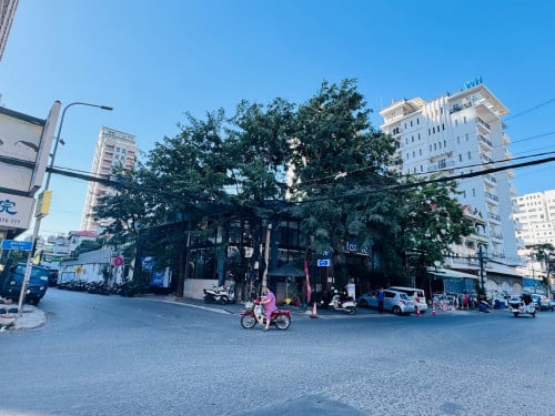 Corner Shop For Rent in BKK Area A Minute From BKK1