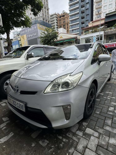 I wan to sell Toyota Prius 2012 Option3 Silver Color