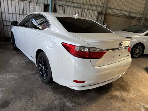 Lexus Es300h 013 Full Option ពណ៌​សកាំម៉ៃ​ ក្នុងខ្មៅFsport