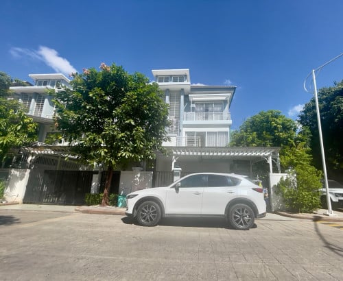 Twin villa for rent in Borey Peng Hout Stueng Mean Chey