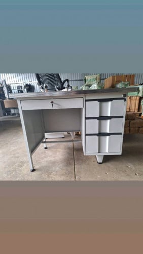 តុការិយាល័យដែក