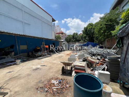 ដីសម្រាប់ជួល ក្បែររង្វង់មូលផ្សារដើមថ្កូវ