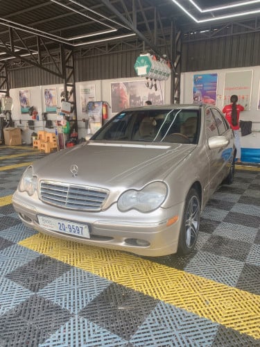 សួរស្តីបងខ្ញុំចង់លក់ឡានមួយគ្រឿងបងឡានជិះរាល់ថ្ងៃ