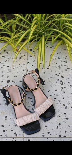 ស្បែកជើងកែង