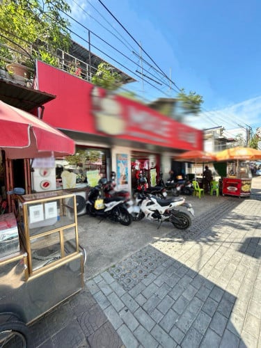 ហាងអាជីវកម្ម លើផ្លូវធំអ៊ូអរជិតសាលា