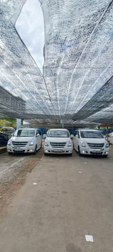 មានរថយន្តសម្រាប់ជួលទេសចរណ៍រឺក៍យកទៅបេីកខ្លួនឯងផ្ទាល់ក៏បាន