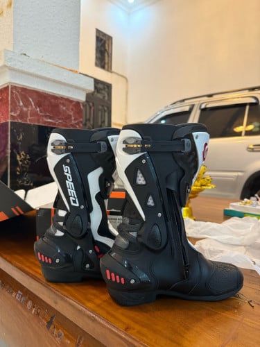 ស្បែកជើងសម្រាប់ម៉ូតូធំ ចង់លក់វិញ ព្រោះអត់ពេលជិះតេ លេខ43 ធូៗ តេបងប្អូន