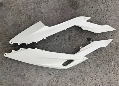 តួរ ខោអាវ ខាងក្រោម Click/Vario (v2) Cloth/Accesories ជ័រពណ៌ស(អត់មានថ្នាំក្រូម៉េថ្នាំ) 98% New