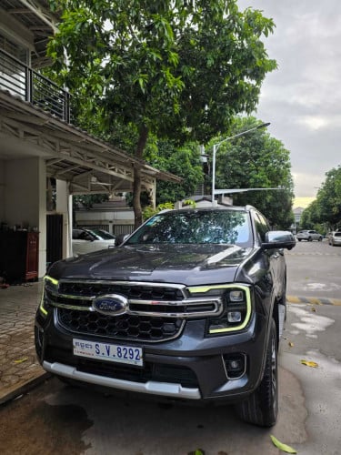 ចង់លក់ឡានFord023 TITANIUM full options