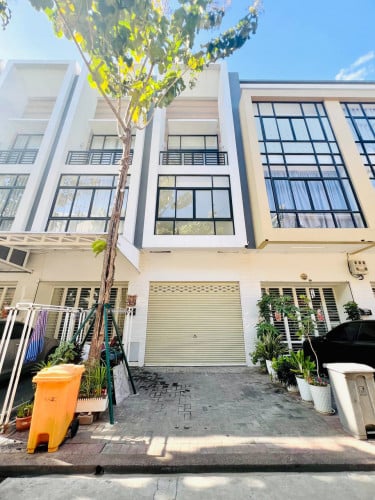 ផ្ទះអាជីវកម្ម សម្រាប់លក់ | Shophouse For Sale (ទីតាំងបុរីប៉េងហួត បឹងស្នោ គម្រោង Eco Sunrise)