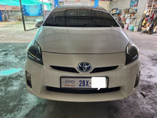 2011 Toyota Pruis White/Yellow