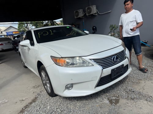 Es300h 013 Full Option ពណ៌​សកាំម៉ៃ​ (ទេីបបេីកទូរកុងតឺណឺ)