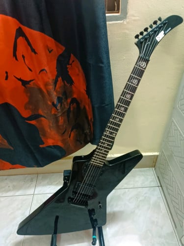 Guitar explorer shape